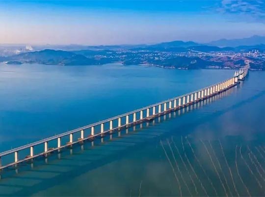 中國首條跨海高鐵開始鋪軌！高質(zhì)量砂石骨料助力高鐵建設